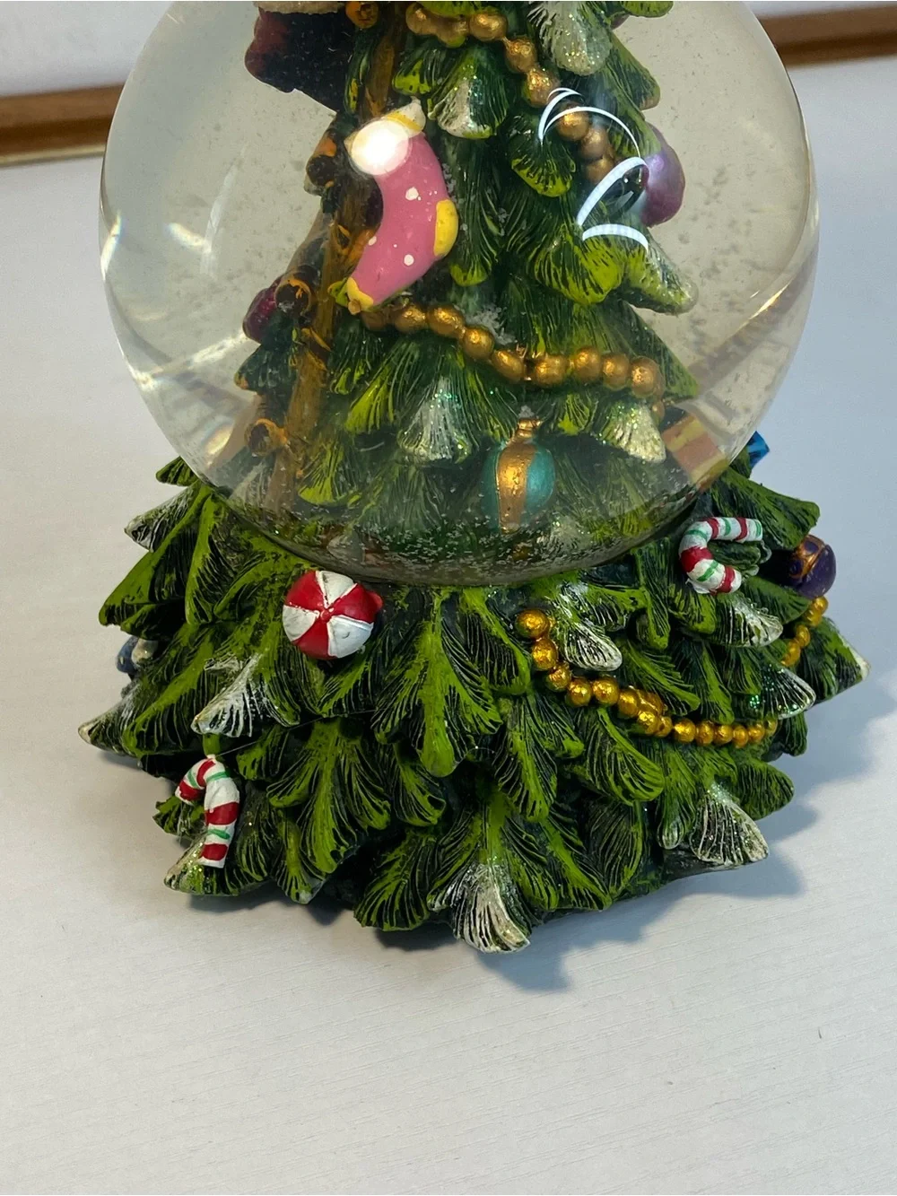 Dekohelden24 Charming Snow Globe on The Christmas Tree, with Santa Clause